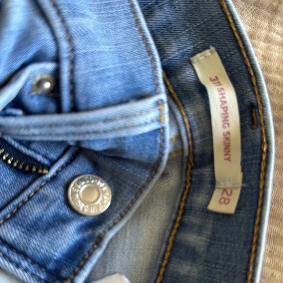 Levi's Light Blue Denim Jeans - Picture 3 of 3